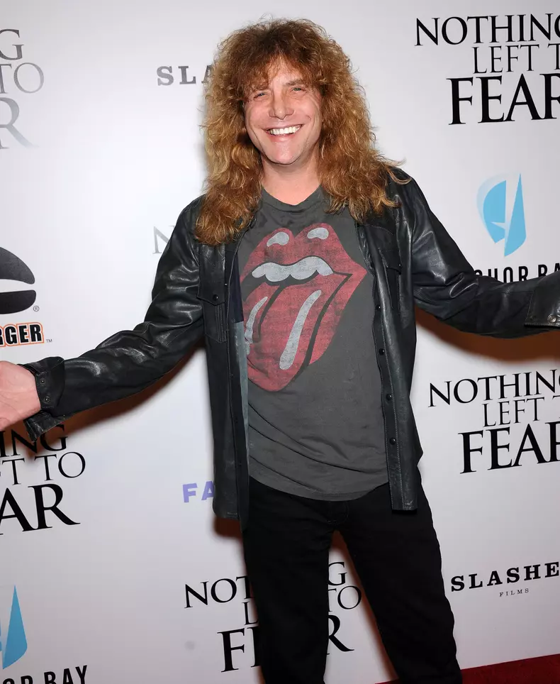 Steven Adler s-a înjunghiat