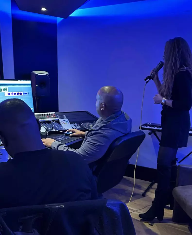 Iulia Vantur in studio alaturi de Poo Bear