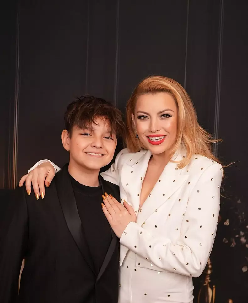 Elena Gheorghe si fiul ei, Nicholas Răzvan