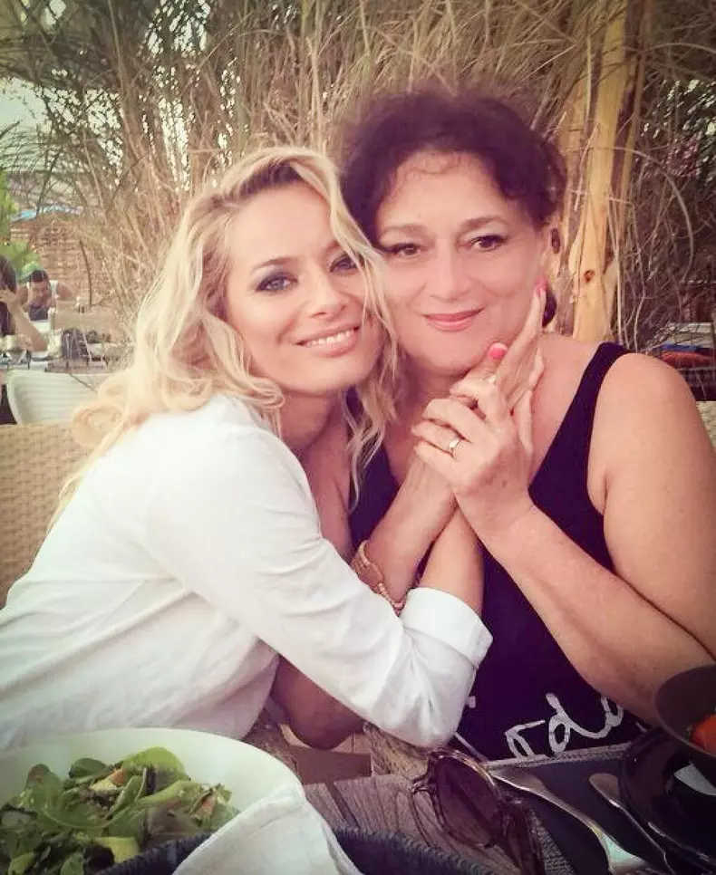 laura-cosoi-cu-mama-ei