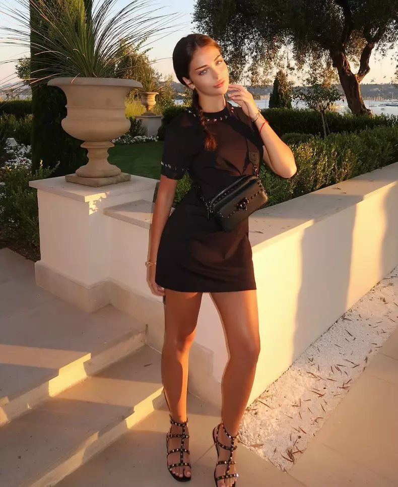 andreea bostanica in negru
