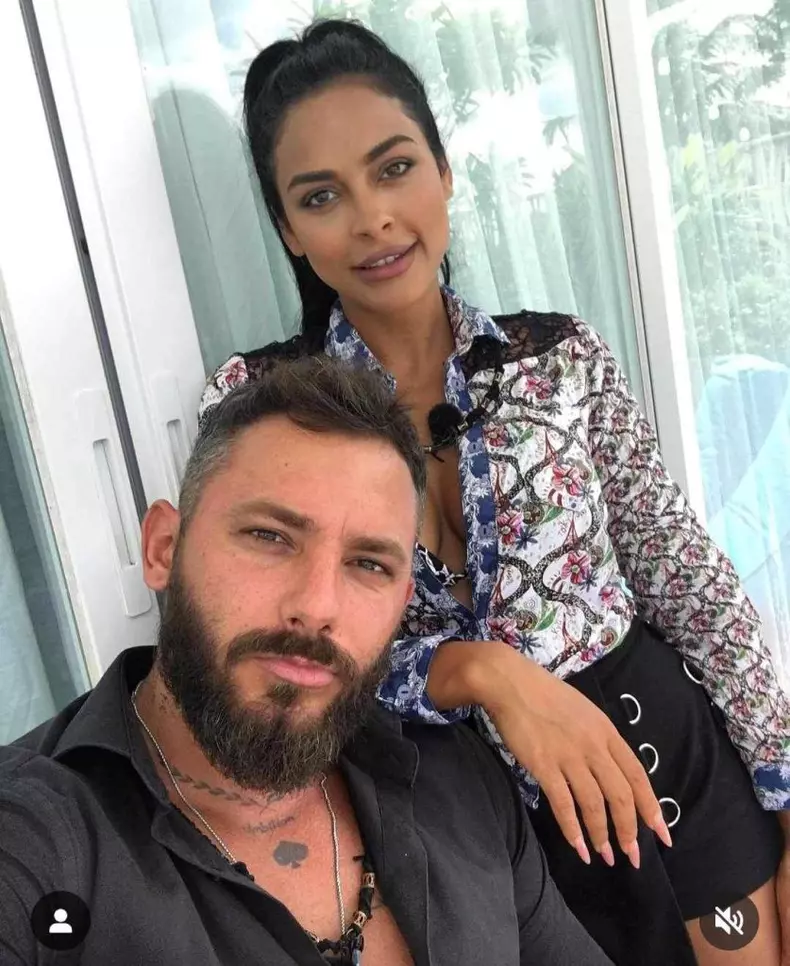 ema-de-la-insula-iubirii-romania-si-romeo-sunt-in-relatie-fotografia-care-spune-tot-dupa-tine-mor-2-837x1024-1