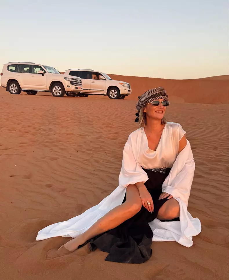 carmen negoita in desert