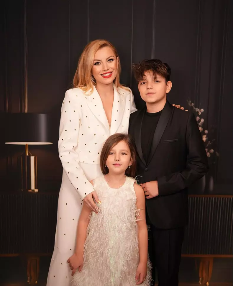 Elena Gheorghe și cei doi copii, Nicholas Răzvan și Amelie Nicole