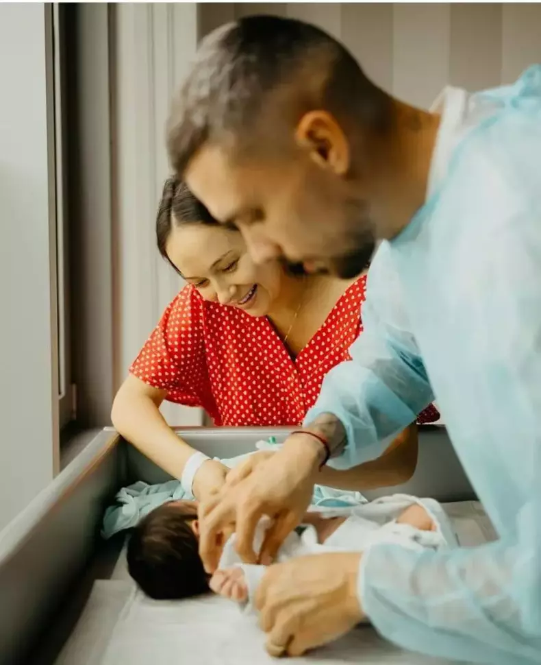 vladuta-lupau-primele-poze-sotul-si-fiul-ei-5-834x1024-1