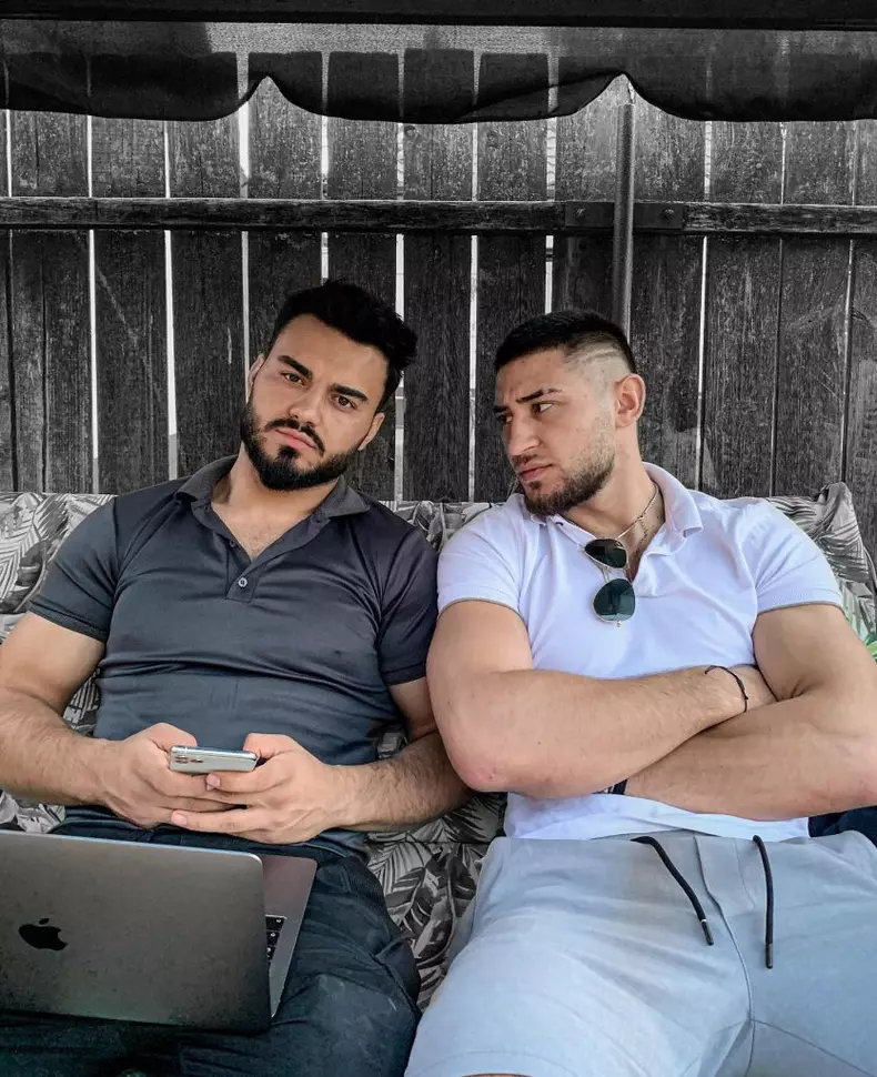 Bogdan-Mocanu-iubita-3-834x1024-1