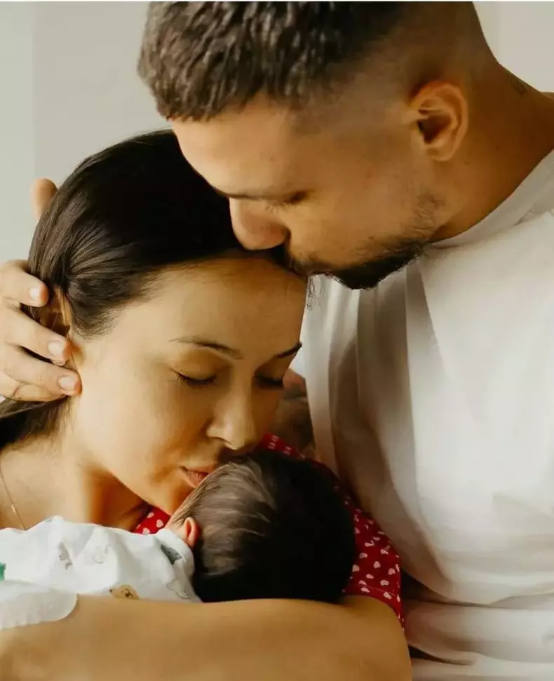 vladuta-lupau-primele-poze-sotul-si-fiul-ei-833x1024-1