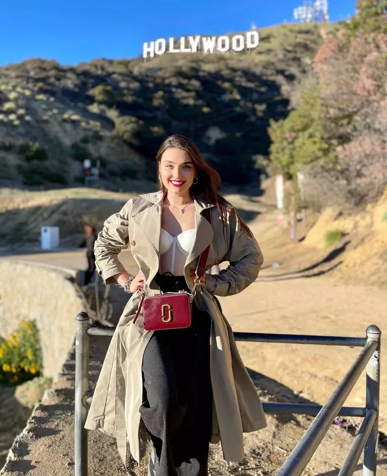 Fotomodelul ucrainean Veronika Didusenko a fugit din țară cu fiul ei. Prin ce a trecut fosta Miss Ucraina (3)