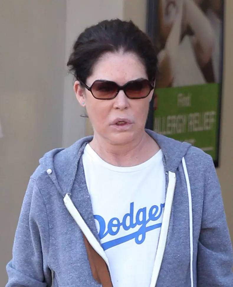 Exclusive... Lara Flynn Boyle Shops At Walgreens