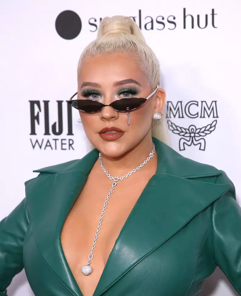 christina-aguilera-a-pozat-topless-3