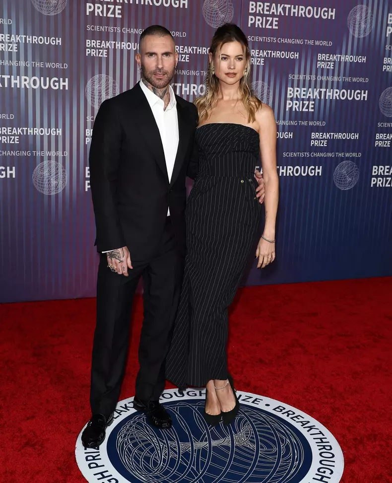 Behati Prinsloo, în Jean Paul Gaultier Spring/Summer 1995 ready-to-wear, cu Adam Levine la Breakthrough Prize 2024