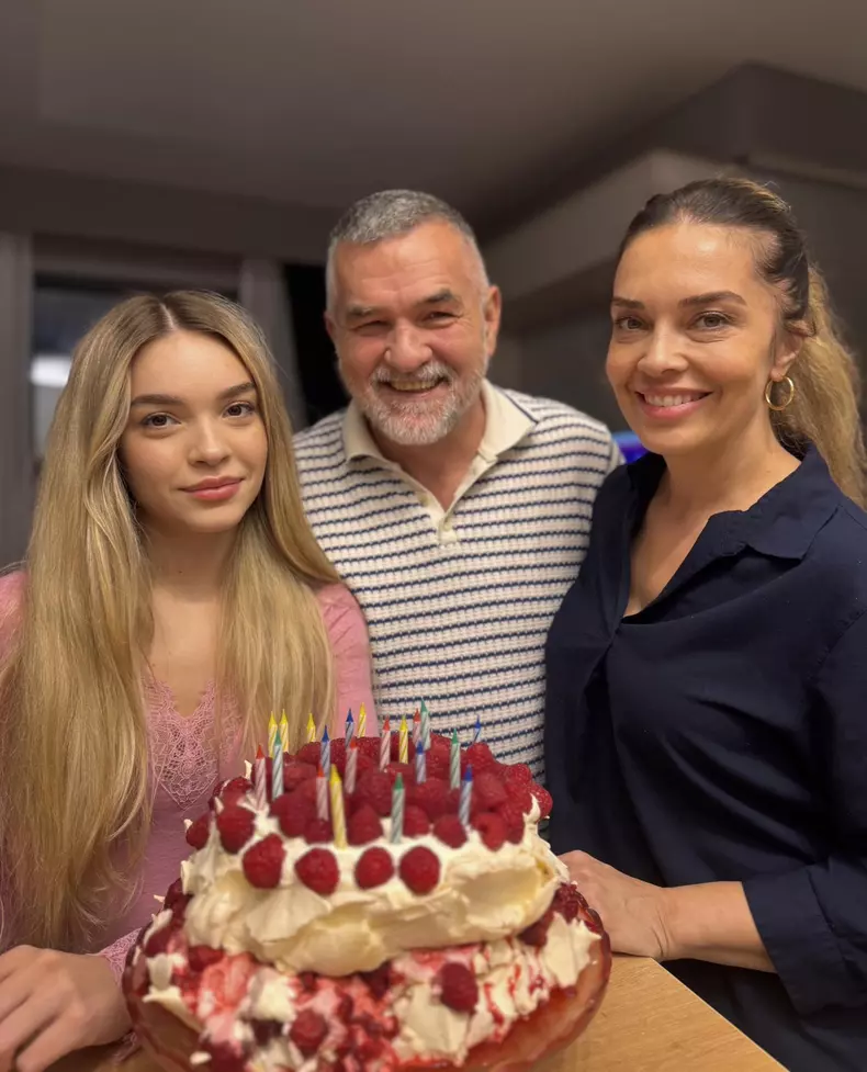 Leonard Doroftei, soția lui, Monica, și fiica lor, Vanessa, de ziua ei de naștere, 4 octombrie 2025