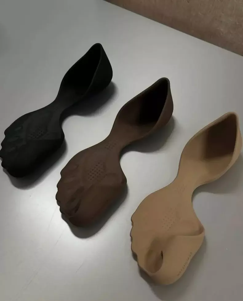 Pantofii zero sau desculți de la Balenciaga (5)
