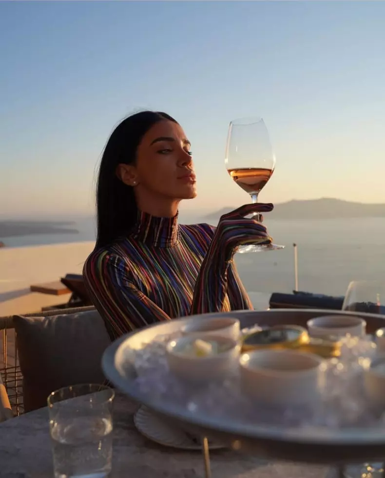 adelina-pestritu-bunele-maniere-