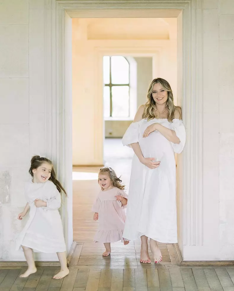 Laura Cosoi, ședință foto în lenjerie intimă, în luna a noua de sarcină. „Corpul arată altfel”