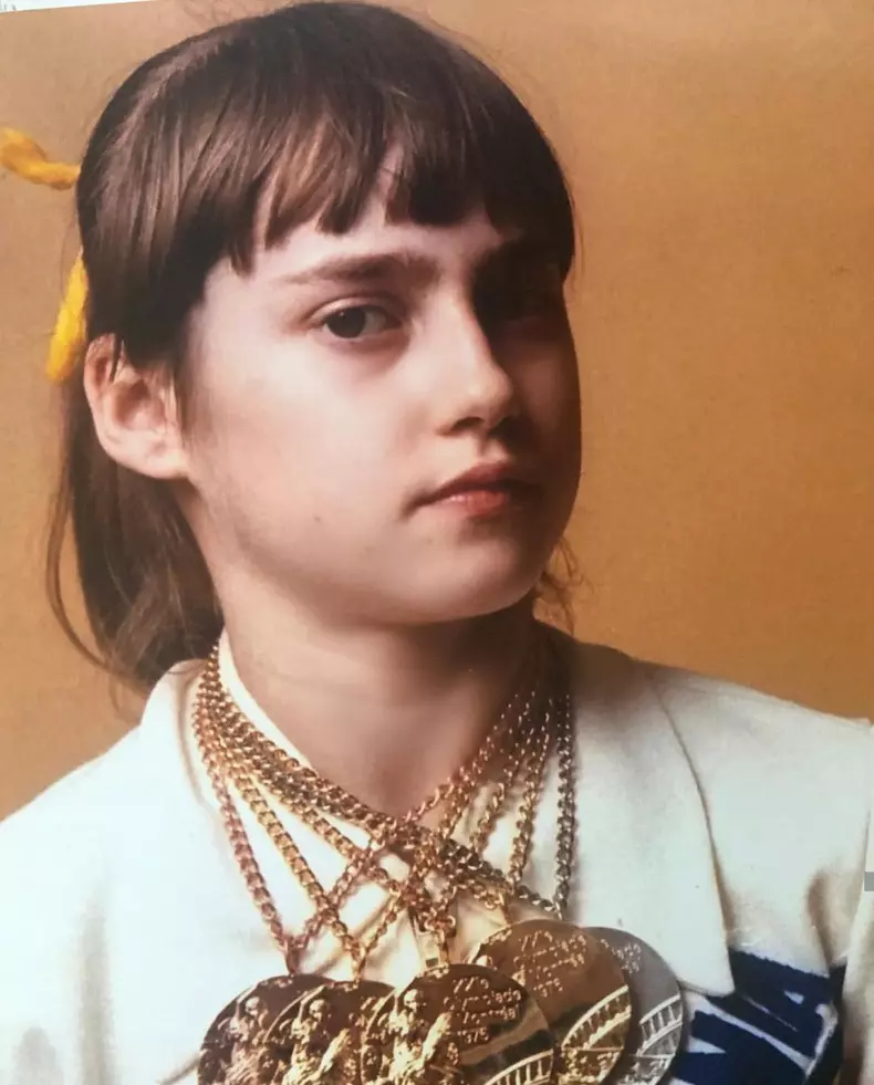 Nadia Comăneci a câştigat trei medalii de aur (la individual compus, bârnă şi paralele), o medalie de argint (echipă compus) şi una de bronz (sol) în 1975