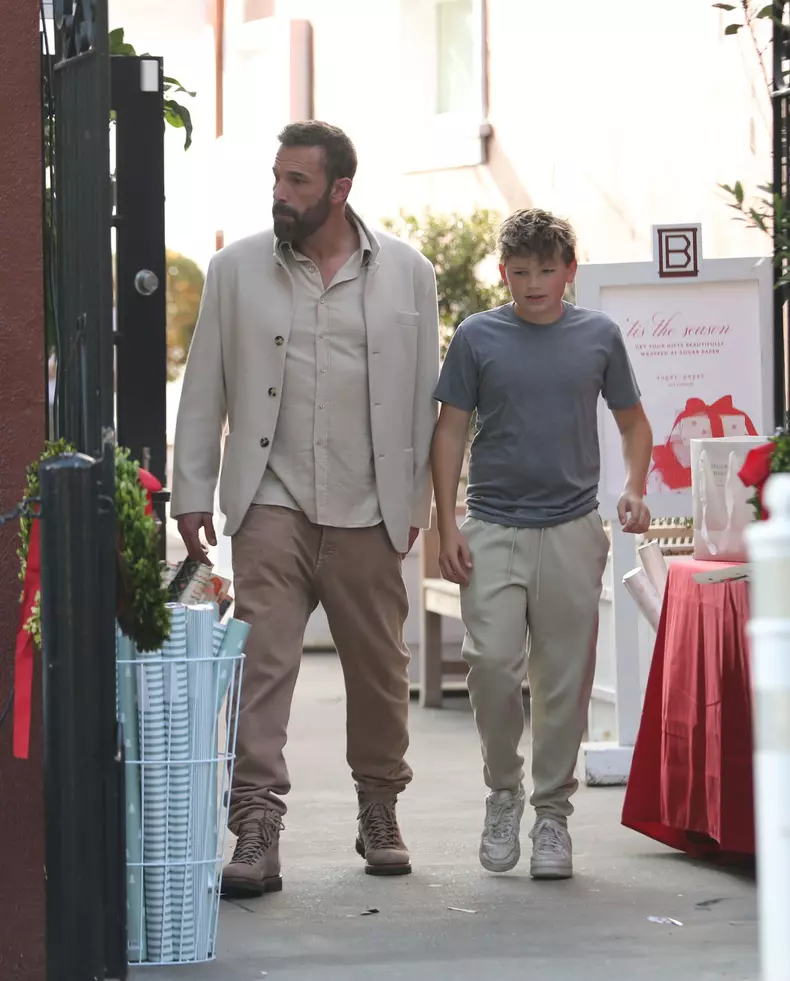 PREMIUM EXCLUSIVE Jennifer Lopez and Ben Affleck Christmas shopping together
