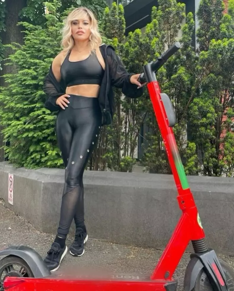 Loredana Groza, apariție surprinzătoare pe stradă. Vedeta a ieșit la plimbare cu trotineta (2)
