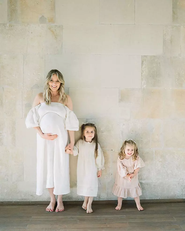 Laura Cosoi, ședință foto în lenjerie intimă, în luna a noua de sarcină. „Corpul arată altfel”