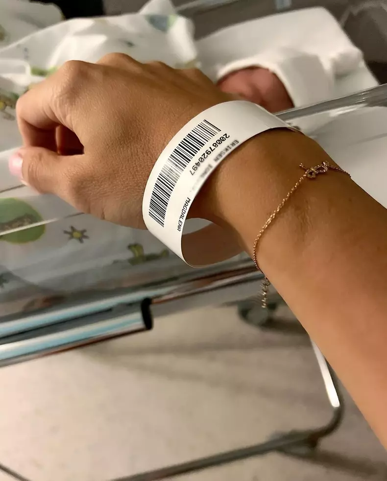 Magda-Palimariu-prima-fotografie-alaturi-de-bebelusul-ei-5