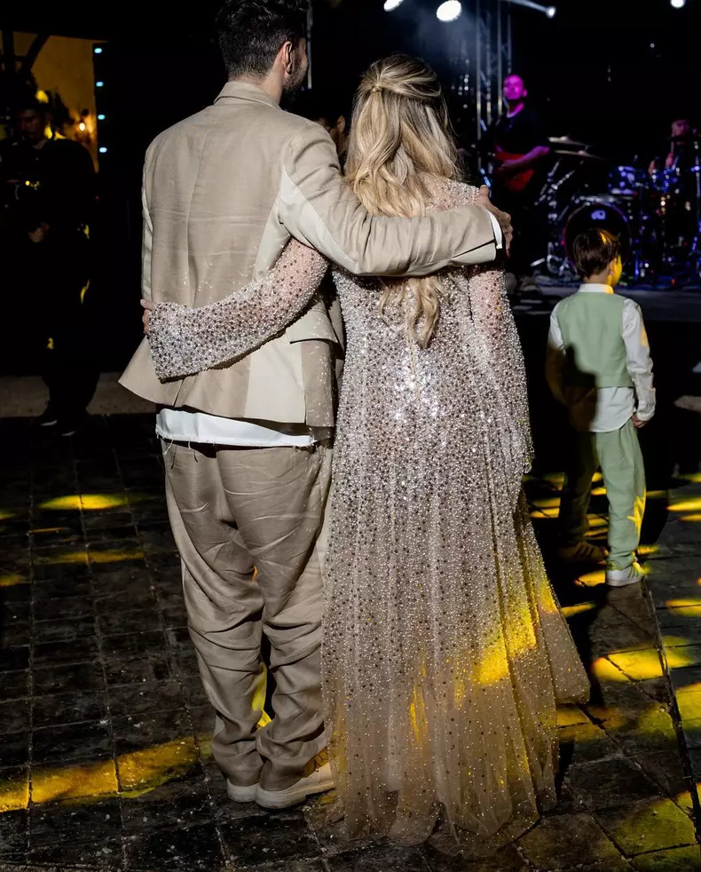 cum-si-a-ales-gina-pistol-rochia-de-mireasa-6