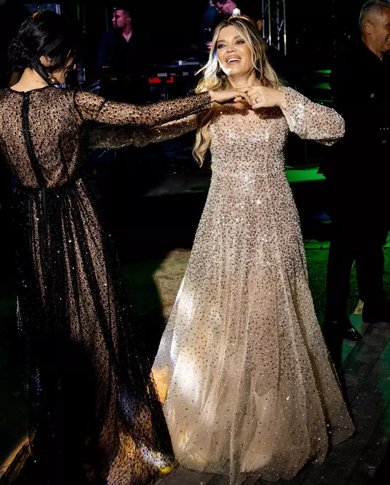 cum-si-a-ales-gina-pistol-rochia-de-mireasa-7