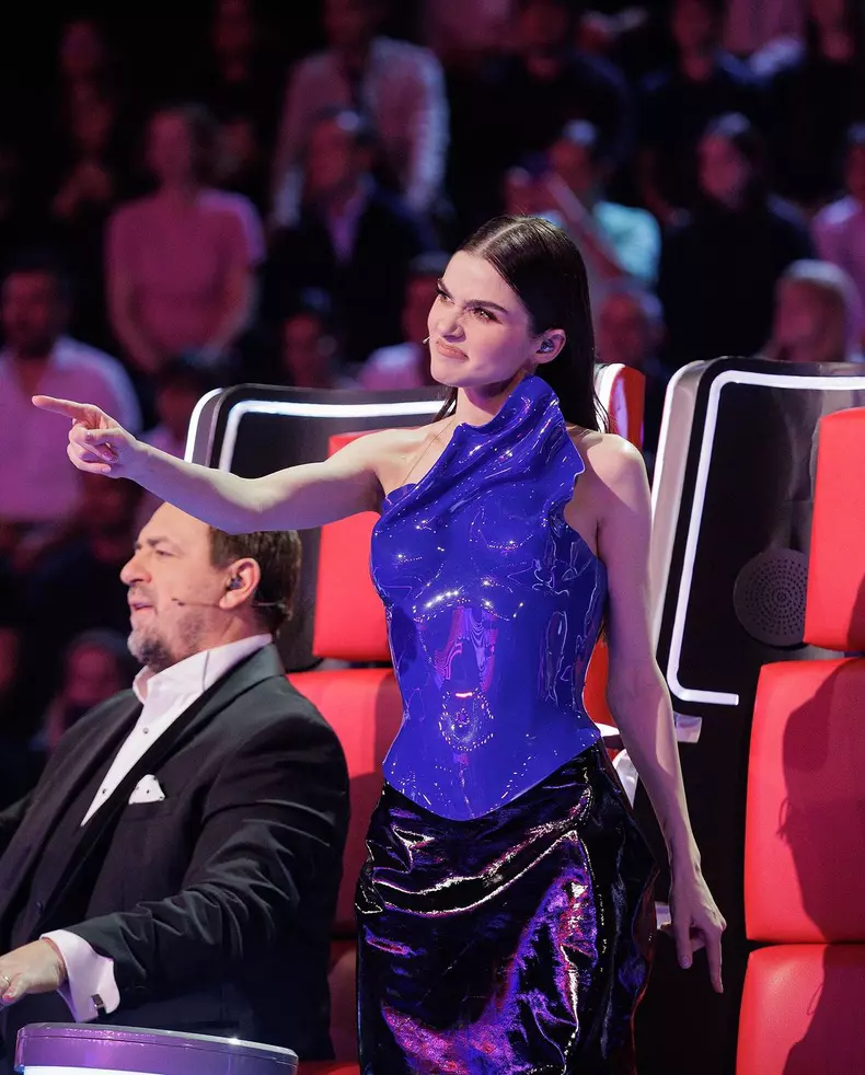 Theo Rose, în corset de plastic (1)