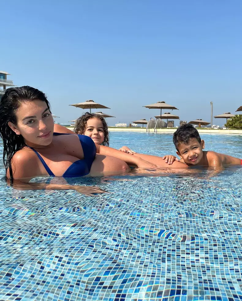 Cum-arata-Georgina-Rodriguez-in-luna-a-sasea-de-sarcina-4