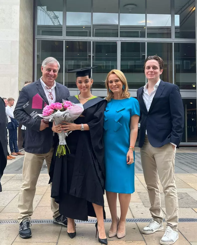 Alexia-Eram-imagini-de-la-festivitatea-de-absolvire-din-Marea-Britanie.-Cine-i-a-fost-alaturi-si-ce-surpriza-i-a-facut-iubitul-ei-4
