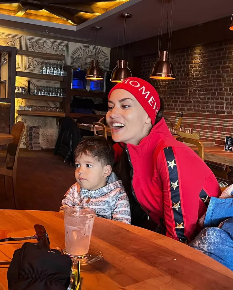 Burak Özçivit vacanta 40 de ani (13)