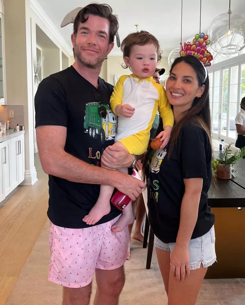 Olivia Munn, John Mulaney și fiul lor, Malcolm