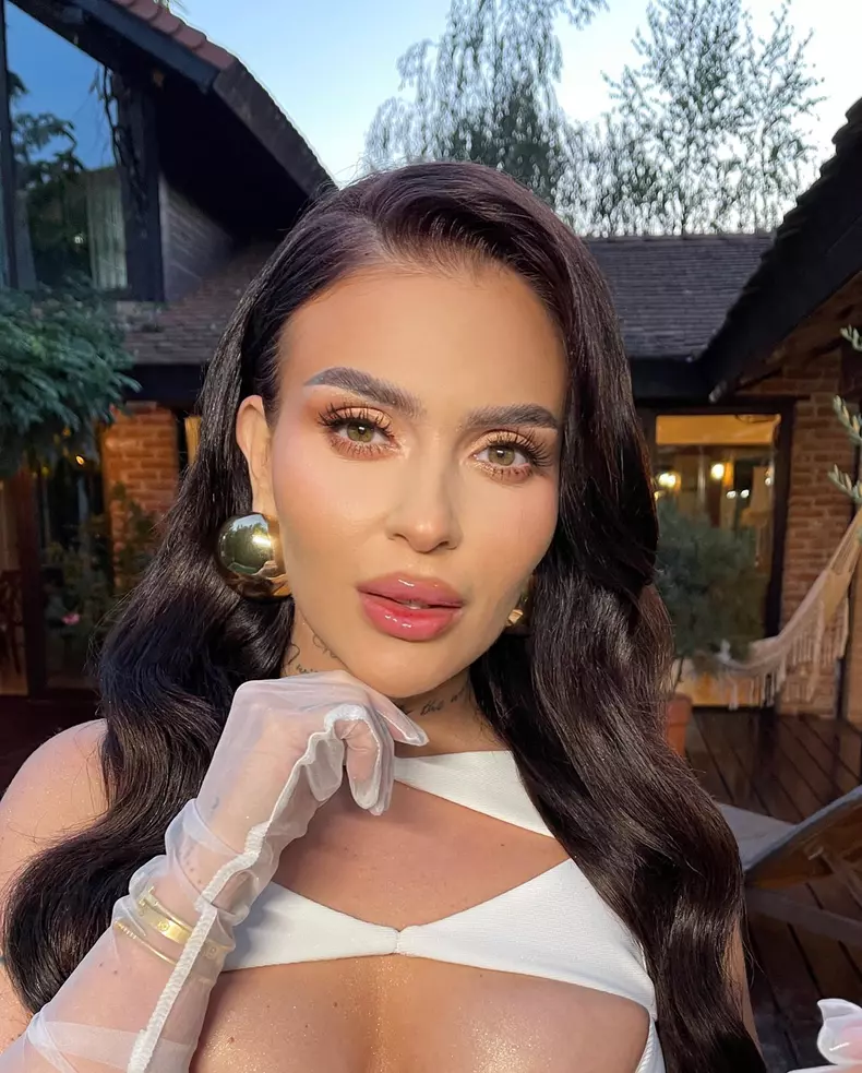 oana radu selfie in alb