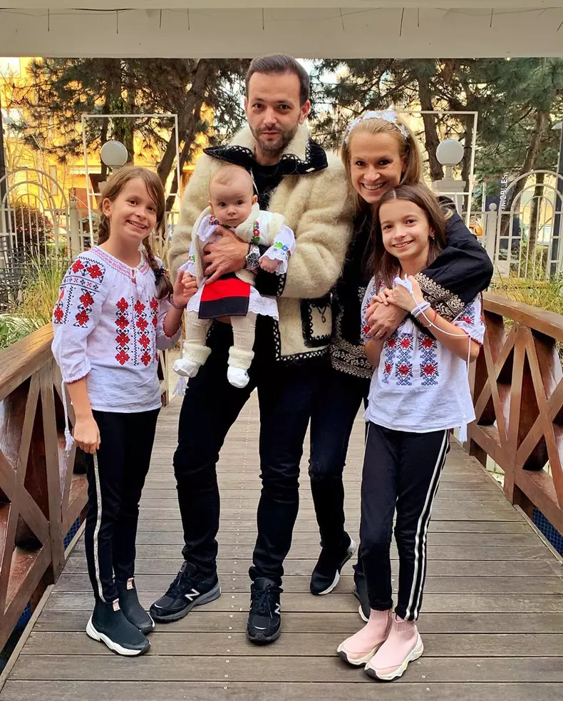Mihai, Gabriela, Mara, Cezara și Roua Morar