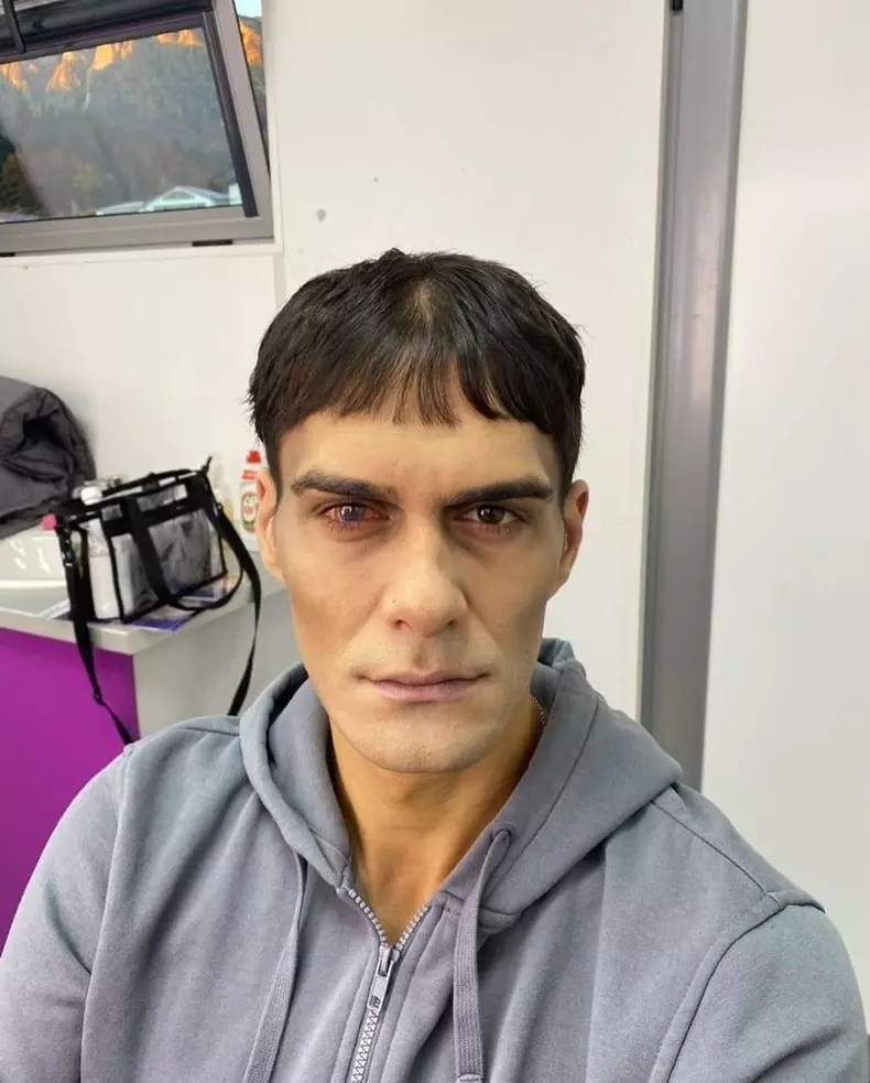 cine-sunt-actorii-care-joaca-in-serialul-wednesday-netflix-6