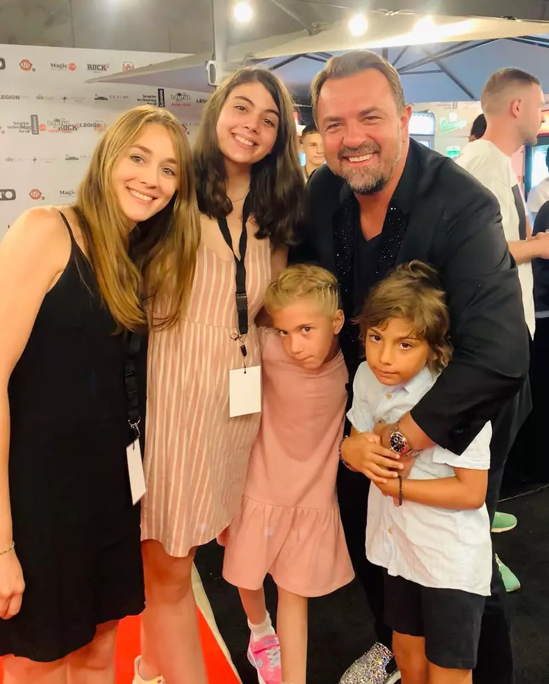 Fotografie de colecție cu Horia Brenciu și familia lui. Reacția fanilor artistului