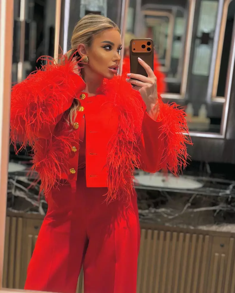 roxana vasniuc in rosu