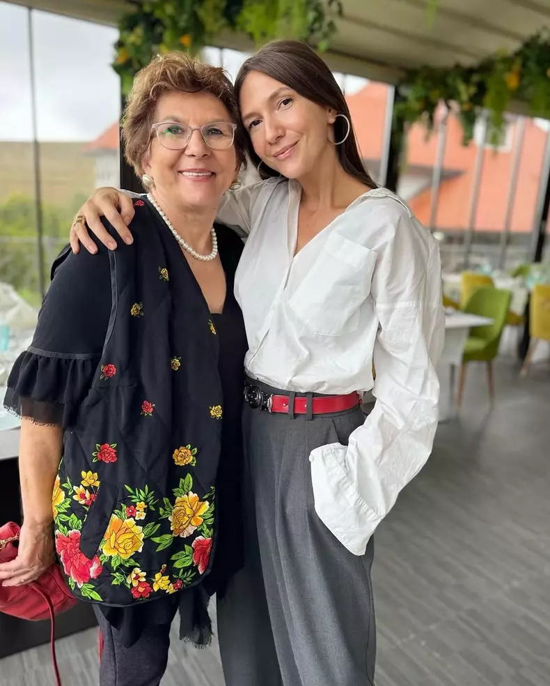 adela popescu si mama ei (2)