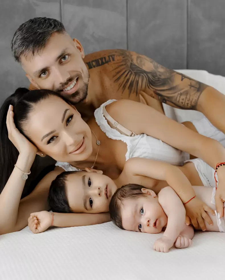 Vlăduța Lupău, soțul și cei doi copii