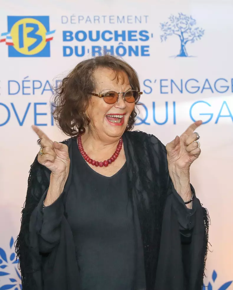 Exclusif - Claudia Cardinale reçoit la médaille d'honneur du département des Bouches-du-Rhône à Marseille