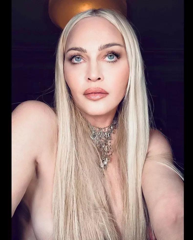Madonna șochează încă o dată a pozat topless la 62 de ani (1)