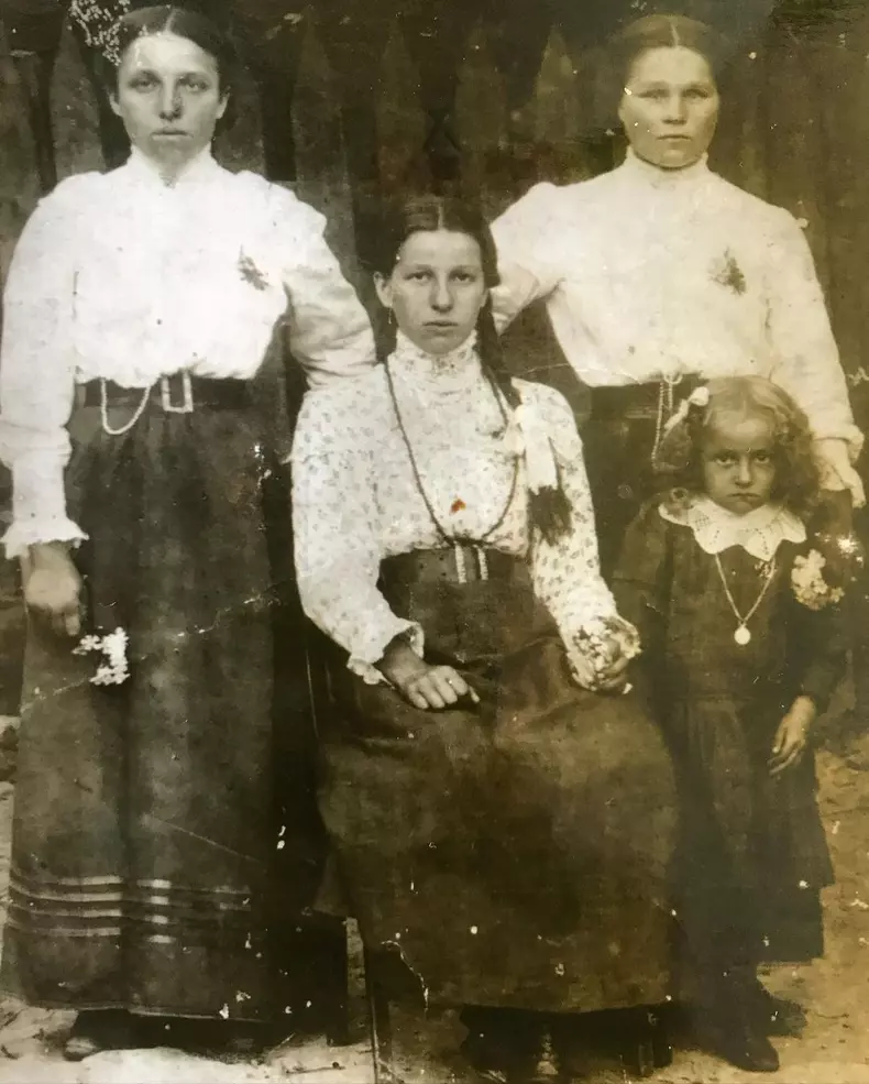 Elwira-Petre-imagini-rare-cu-mama-si-bunica-ei-8