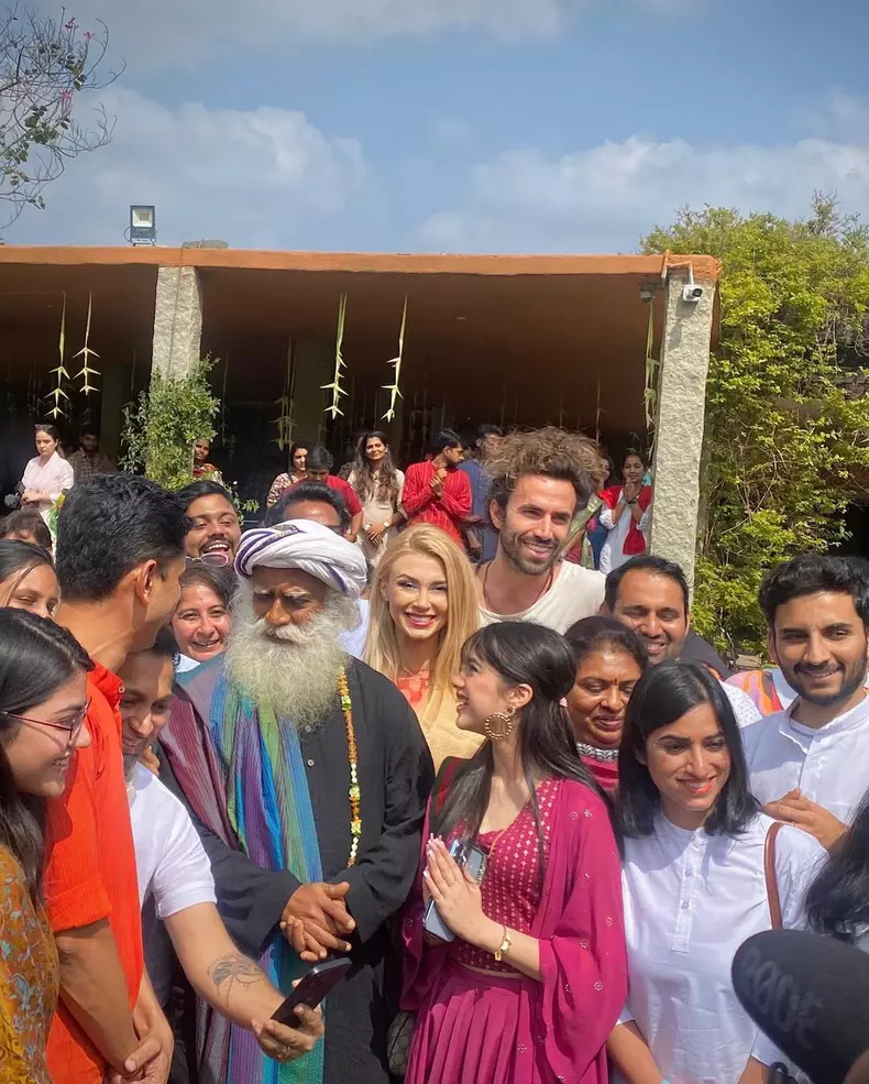 andreea-balan-fericita-sa-l-intilneasca-pe-sadhguru-in-india-2