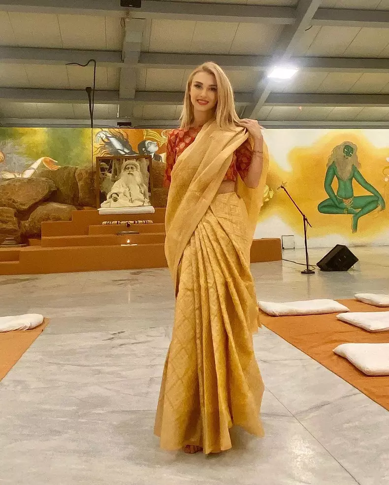 andreea-balan-fericita-sa-l-intilneasca-pe-sadhguru-in-india-3