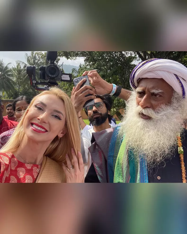 andreea-balan-fericita-sa-l-intilneasca-pe-sadhguru-in-india-5