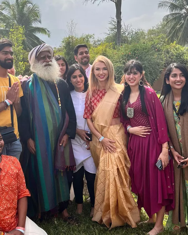 andreea-balan-fericita-sa-l-intilneasca-pe-sadhguru-in-india-6