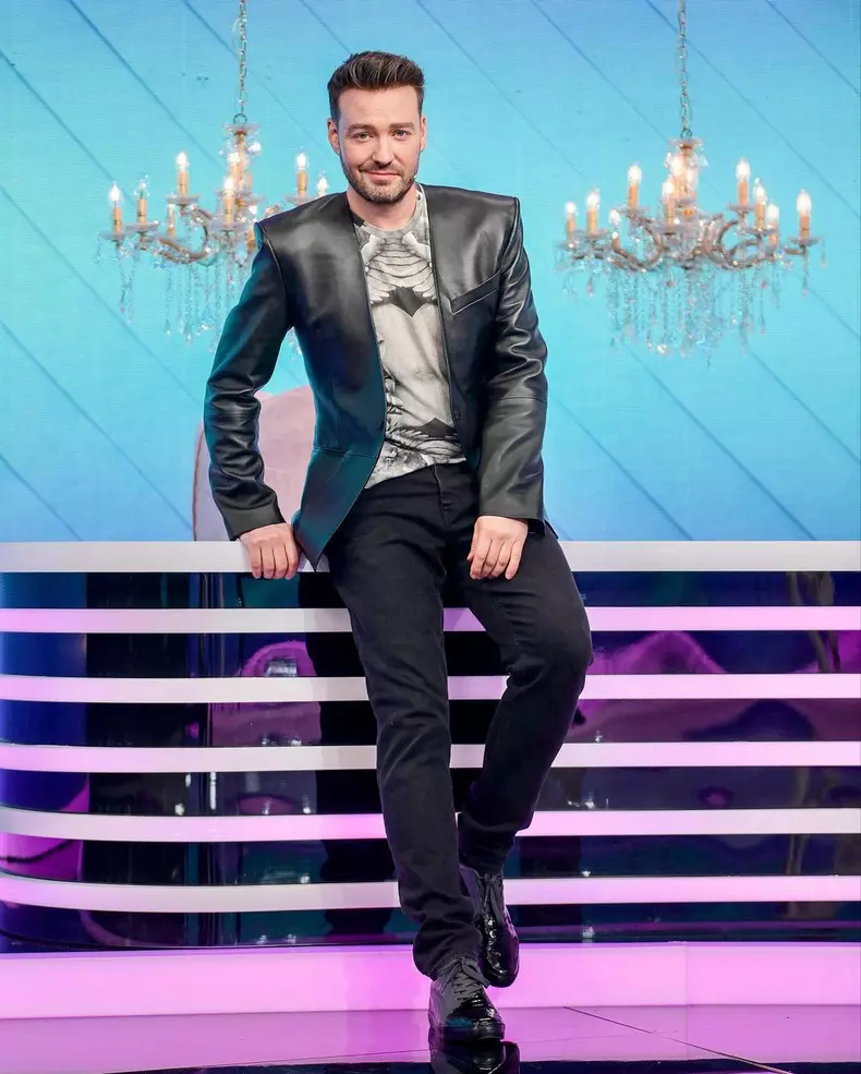 cum-a-ales-alexandru-abagiu-sa-devina-make-up-artist-3