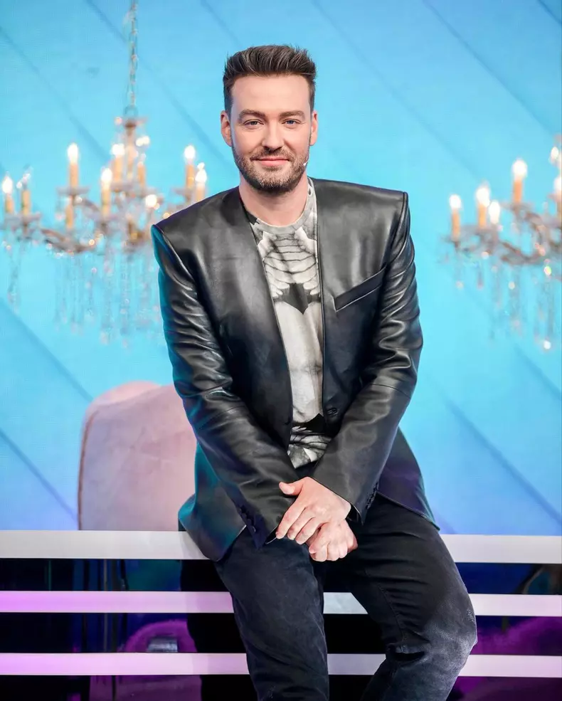 cum-a-ales-alexandru-abagiu-sa-devina-make-up-artist-4