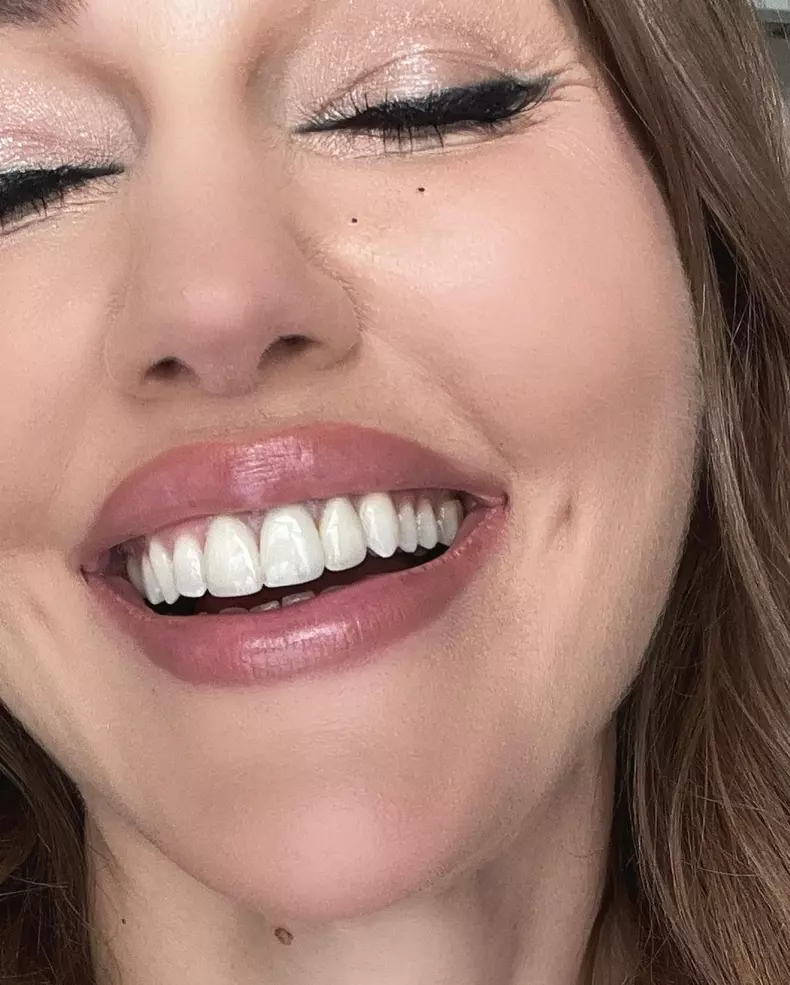 Meryem Uzerli, încântătoare pe covorul roșu de la Cannes