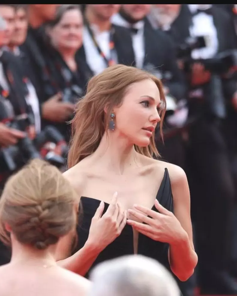 Meryem Uzerli, încântătoare pe covorul roșu de la Cannes