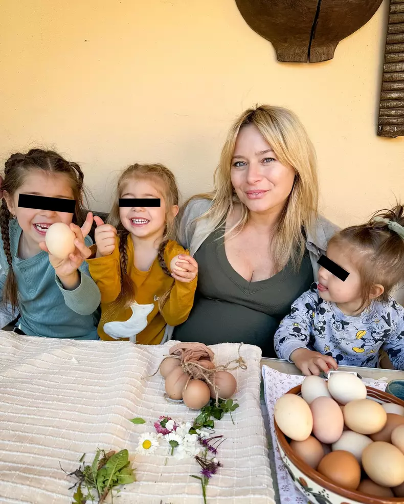Laura Cosoi și fiicele ei, Rita, Vera și Lara, în Sâmbăta Mare